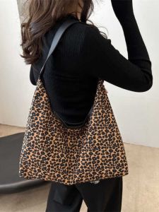 กระเป๋าผ้าใบลายเสือดาวสไตล์เกาหลี กระเป๋าสะพายไหล่แบบลำลองสำหรับผู้หญิง ความจุขนาดใหญ่ กระเป๋าสะพายข้าง กระเป๋าสะพายข้างสำหรับใส่ไปเรียน กระเป๋าสะพายข้างแบบลำลอง