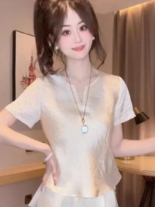 WANGGONGZHU | เสื้อยืดแขนสั้นผ้าซาตินหรูหราสไตล์ฝรั่งเศสสำหรับผู้หญิงในช่วงฤดูร้อน เสื้อคอกลมแขนสั้นทรงสลิมฟิตสำหรับใส่ลำลอง