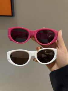 แว่นกันแดดทรงตาแมวสีแดงสดป้องกันรังสียูวีสำหรับใบหน้าสี่เหลี่ยม สไตล์ Y2K แว่นกันแดดแบบลำลองสำหรับฤดูร้อน