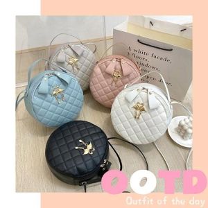 Xishop  งานดีสุดฮิตเข้าใหม่พร้อมส่ง กระเป๋าลำลองแฟชั่นสะพายไหล่ผู้หญิง งานเกาหลี ใบเล็กกำลังพอดี สะพายง่าย เข้าได้กับทุกลุค งานคุณหนูขอแนะนำเลยว่าต้องรุ่นนี้ 4 สีให้เลือก จิ้มได้เลย โกๆๆๆ