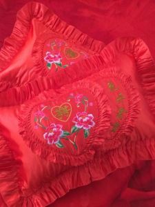 Vỏ Gối Cưới Thêu Lụa Satin Phong Cách Cổ Điển Cho Cặp Đôi Màu Đỏ Lớn Có Viền Ren Cotton Bên Trong Có Thể Giặt Được