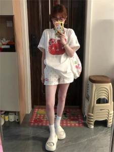 T-Shirt Wanita Longgar Ukuran Besar Lengan Pendek  Motif Kucing Kartun Imut & Desain Korea Jepang  Katun Tipis Bernapas Premium  Tren Musim Panas 2025 Gaya Minimalis Mewah  Manis dan imut  Santai  Womens Clothing  Serbaguna  Nyaman  Kerah bulat  Tops