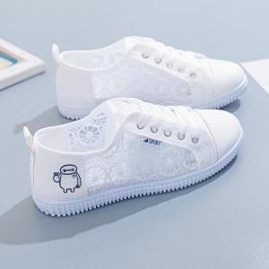 รองเท้าผ้าใบสีขาวสำหรับผู้หญิง ทรงแบน สวมใส่สบาย ระบายอากาศได้ดี รองเท้าลำลอง ฤดูใบไม้ผลิและฤดูร้อน รองเท้าผ้าใบแบบบาง รองเท้าแฟชั่น