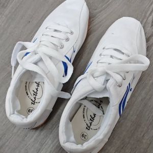 Giày đinh đá bóng bata thể dục - đế cao su nguyên chất