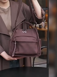 กระเป๋าสะพายข้าง 7 ช่องการใช้งาน ผ้าไนล่อน กันน้ำ ใบใหญ่ จุของเยอะ มีซิปทุกช่อง ซับในอย่างดี แต่งหนัง