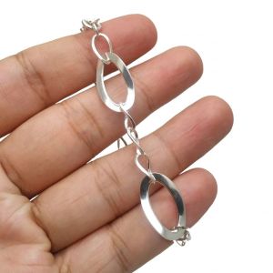 - สร้อยข้อมือ เงินแท้ 92.5% งานส่งออก ลาย 3/1 เล่นไฟ ใส่ได้ 2 ด้าน หน้าสร้อยกว้าง 1.2 ซม. หนัก 6.4 กรัม ใส่ไม่ซ้ำใครแน่นอนครับ