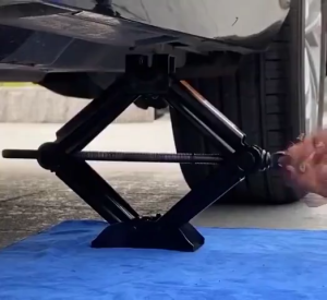 *พร้อมส่ง* ใหม่! แม่แรงตัน แม่แรง สะพาน แม่แรงยกรถ 0.8ตัน 1ตัน และ 2ตัน แบบมือหมุน พร้อมด้าม แม่แรงสะพาน แม่แรงยกรถ Hand Tools