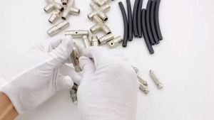 Đế cuối với 6 vị trí kết nối đầu béc phun sương đồng một góc 90 độ so với đường ống (Nối nhanh ống nước 9.52mm)