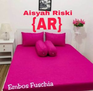 Seprei Embos Pink Fucshia//Embos Biru//Embos Ungu//Embos Hitam//Embos Biru//Embos Merah//Embos Hijau Lumut//Embos Gold//EmbosLemon Hijau//Ukuran 200x200//180x200//160x200/120x200//Bahan Katun//Untuk Kasur Busa.Kasur Kapuk.Kasur Dipan Dan Kasur Spring Bed