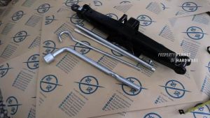 Dongkrak Mobil 2 Ton, Kunci Roda 19mm, dan Gagang Putaran Dongkrak