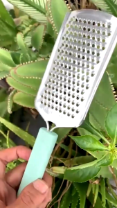 Parutan Keju Serbaguna Gagang Warna Peeler Serutan Kentang Berbahan Stainless Steel Alat Parut Buah