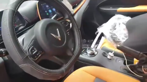 Bọc Vô Lăng VinFast VF6 VF7 VF8 E34 D-Cut Da Thật 34Cm Cao Cấp Sang Trọng Mềm Mại Chống Trượt Êm Tay