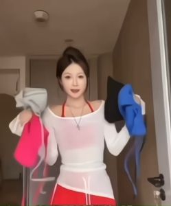 KAYKAI พร้อมส่ง🚚 มินิครอปสายคล้องเป็นแบบผูก มีฟองน้ำในตัว ผ้านิ่มใส่สบายมีทั้งหมด10สี #J525