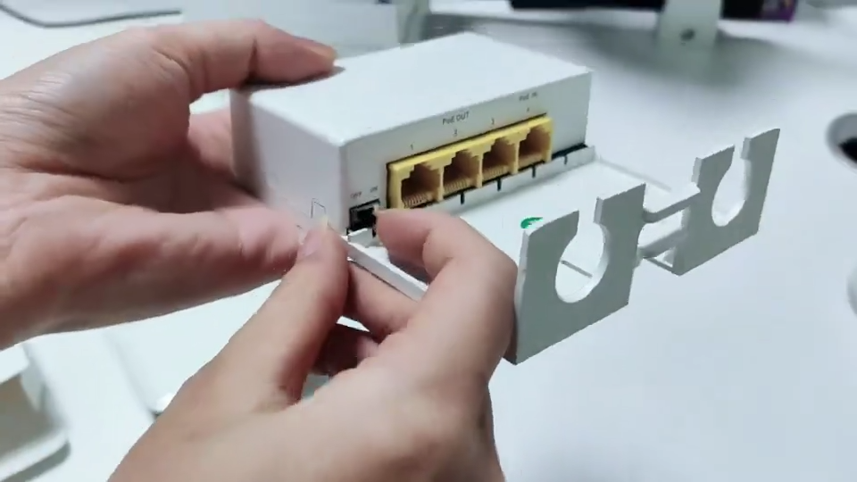 🏡【ApeaxFortis】Gigabit 1 In 3 Out Ethernet Repeater Waterproof 1000Mbps Outdoor Network Extender with 4 RJ45 Ports White Weatherproof Network Switch for Outdoor Installation
