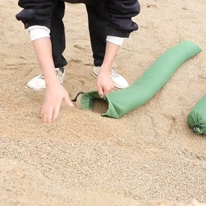 ถุงทรายควบคุมน้ําท่วม ไม่เปลี่ยนสี อุปสรรคน้ําน้ําท่วม ป้องกันน้ําท่วมแบบยาว สําหรับกันฝนที่ประตูหน้า