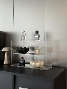 จักรวาลของความงาม Acrylic Makeup Storage Rack Desktop Vanity Shelf Skincare Organizer Lipstick Perfume Display Stand Bedroom