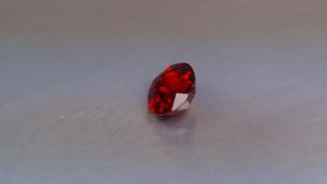 2.22 กะรัต ทรงเกียรติ! พลอยสเปสซาร์ไทต์ การ์เน็ต สีแดงโค้ก เกรด "AAA" เจียระไนทรงรี