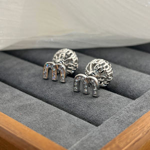 แฟลชเพชร Hollow Ball ต่างหูรูปตัว M High-End Feeling Retro Niche Design ผู้หญิงอุปกรณ์เสริมแฟชั่น