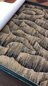 Wallpaper Dinding Ulir Gelombang Cream Gold Hitam Glitter Tekstur Mewah Lux