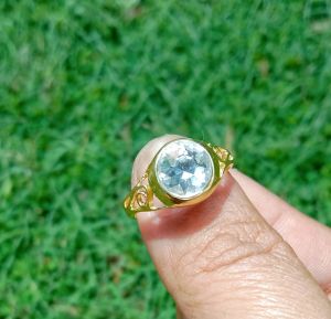 แหวนทองเหลืองลายฉลุหัวพลอยทรงกลม ตัวแหวนทำจากทองเหลืองแท้ไม่ชุบสีสามารถใส่ติดตัวได้เป็นประจำโดนแป้งโดนครีมได้ไม่ลอก