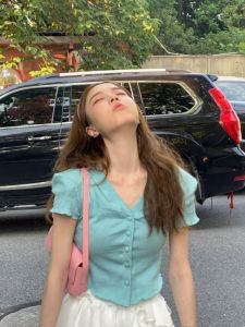 เสื้อยืดแขนสั้นสีล้วน ผู้หญิง สลิมฟิต ฤดูร้อน ใหม่ สไตล์เกาหลี เซ็กซี่ หวาน และขอบดอกไม้เผ็ด คอวี เสื้อท่อนบน