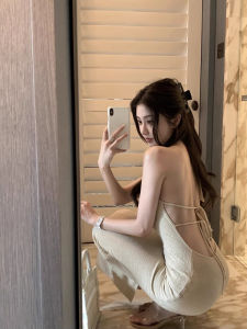 ชุดเดรสยาวปานกลางผ้าถักคอวีเปิดหลังเซ็กซี่สำหรับผู้หญิงช่วงวันหยุดบนเกาะ ชุดทำงานฤดูร้อน แขนกุด เอวสูง