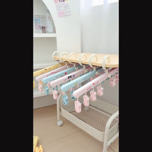 ✨ ของมันต้องมี! ไม้แขวนตัวหนีบ Sanrio ลายสวยสีพาสเทลสุดมินิมอล ไม่ใช่แค่ที่ตากผ้า แต่เป็น ของตกแต่งบ้าน! มี 8 ตัวหนีบในความยาว 40.5 ซม. จัดระเบียบชุดชั้นใน ถุงเท้า ให้ดูดีมีสไตล์สุด ๆ ดูรีวิวเพิ่มเติมที่ภาพถัดไป!