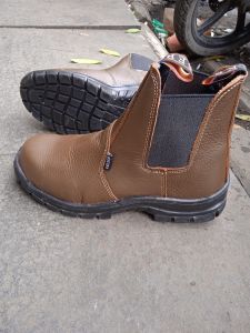 SEPATU MODEL SANTAI UNTUK PRIA DEWASA