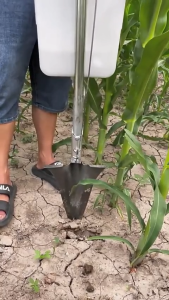 อุปกรณ์ใส่ปุ๋ยแบบพกพา เครื่องหว่านปุ๋ย ถังหยอดปุ๋ย ไม่ต้องก้มตัว โครงสร้างเรียบง่าย ใช้งานง่าย และการให้อาหาร