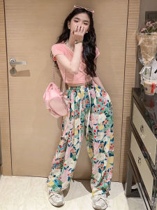 ชุดกางเกงขากว้างลายดอกไม้สำหรับเด็กผู้หญิง ชุดสองชิ้น แขนสั้น กันยุง ฤดูร้อน 2025 แฟชั่นใหม่ เสื้อผ้าเด็กผู้หญิง