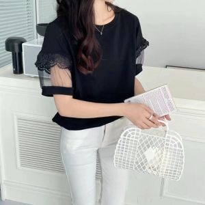 QJshop เป็นกระแส⚡️เสื้อแฟชั่น เสื้อคุณผู้หญิง เสื้อสุภาพ ดีไซน์เรียบง่ายแต่เพิ่มดีเทลลูกไม้ให้ดูมีอะไรมากขึ้น เนื้อผ้าบางเบานุ่มนิ่ม มี4สีสุภาพให้เลือก ใส่สีไหนก็ดูดี 💫