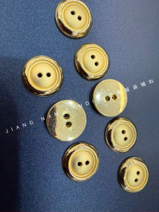 กระดุมโลหะทรงกลมสองรูปคู่แท้สำหรับเสื้อโค้ทและเสื้อผ้าจาก Jiangnan แบรนด์ China Zhejiang
