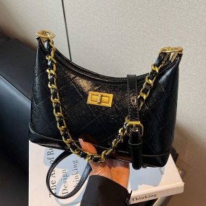 TANGKOU | Red Chain Water Bucket Bag