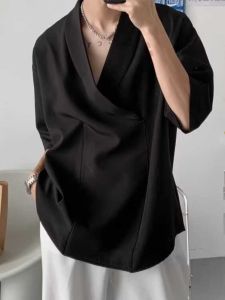 เสื้อเชิ้ตแขนสั้นคอวีลึกทรงหลวมสไตล์เกาหลีสำหรับผู้ชาย ทรงหลวม สไตล์อังกฤษ ลำลอง ฤดูร้อน 2024 ไม่ต้องรีด