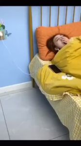 Hộp đựng điều khiển (remote) điện thoại có lỗ cắm sạc dán tường - Kệ đựng remote điện thoại treo tường