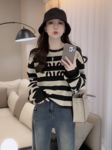 เสื้อสเวตเตอร์คอกลมแขนยาวทรงหลวมสำหรับผู้หญิง ทรงสั้น ลายทางสีตัดกัน แฟชั่นฤดูใบไม้ร่วง/ฤดูหนาว ดีไซน์ใหม่