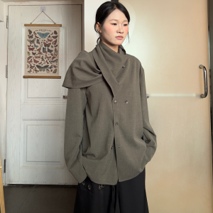 เสื้อเชิ้ตแขนยาวสไตล์ลำลอง ดีไซน์ไม่สมมาตร ผ้าโพลีเอสเตอร์ ปกโปโล คอวี ทรงหลวม ฤดูใบไม้ร่วง 2024 Tagkita