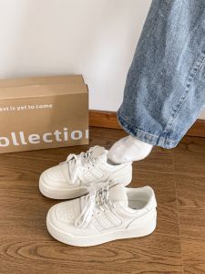 รองเท้าผ้าใบสีขาวหนังแท้สำหรับผู้หญิง ทรงหัวมน ระบายอากาศได้ดี พื้นยางสวมใส่สบาย รองเท้าลำลองแฟชั่นฤดูใบไม้ร่วง