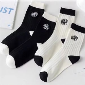 ถุงเท้าปักลายดอกกู้คามิเลีย พร้อมเสื้อผ้าฝ้ายสีดำ ถุงเท้าสีขาว สำหรับผู้หญิง นอกจากนี้ สามารถใช้เสื้อผ้าฝ้ายสำหรับการทำงานหลายช่วงวันได้อย่างง่ายดาย