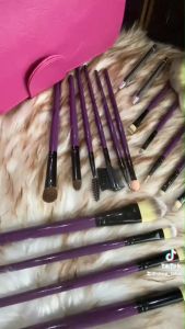 Lady Q ชุดแปรงแต่งหน้า 26 ชิ้น STB24V ด้ามม่วง ครบเซ็ต ขนแปรงเนียนนุ่ม แน่นหนา คุณภาพดี สีติดง่าย ไม่หลุดร่อน พร้อมกระเป๋าหนัง แสนคุ้มค่า!!! - สีชมพู