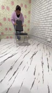 วอลเปเปอร์ติดพื้น ลายหินอ่อน ขนาดกว้าง60x300เซน กันลื่น กันน้ำ มีกาวในตัว ติดง่าย หนาทน ลอกออกไม่ทิ้งคราบ แถมฟรีแผ่นรีด สติ๊กเกอร์ติดพื้น วอลเปเปอร์ติดผนัง สติกเกอร์ติดผนัง Wallpaper Sticker PVC