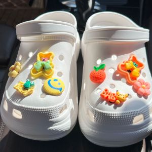 Crocs Jibbitz Charms Shoe Flower Decoration Cartoon Cute Rabbit Candy DIY Hollow Out Bear Detachable Clogs Buckle for Crocs