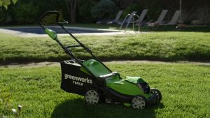รถตัดหญ้าใช้แบตเตอรี่ 40V Greenworks เฉพาะตัวรถ (ไม่รวมแบตแท่นชาร์จ)