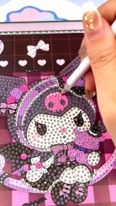 Mainan DIY Tampal Berlian Kanak Kanak Sanrio Kuromi Strawberry Bear Set Hadiah Kreatif Sanrio Kuromi Diamond Painting Art Kids Strawberry Bear DIY Sticker Educational Toy Gift 儿童益智力玩具三丽鸥库洛米草莓熊手工钻石贴画盒装礼物 A116