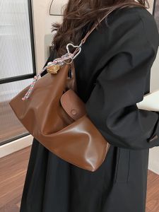 Retro Chic Large Capacity Commuter Tote Bag Womens Casual Crossbody Bag Versatile Casual Sensation Shoulder Bag Ka Le Er