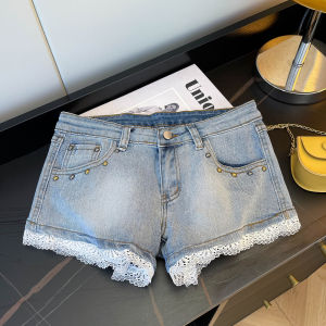 กางเกงขาสั้นผ้ายีนส์ทรงเข้ารูปเอวต่ำสำหรับผู้หญิงในช่วงฤดูร้อน กางเกงขาสั้นทรงเข้ารูปแบบผู้หญิงสไตล์อเมริกัน ขอบลูกไม้ กระดุม ทรงเข้ารูป