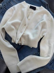 เสื้อคาร์ดิแกนถักคอตั้งสีขาวสไตล์ญี่ปุ่นย้อนยุค Dongda Gate เสื้อสเวตเตอร์สั้นสำหรับผู้หญิงในฤดูใบไม้ร่วงและฤดูหนาว