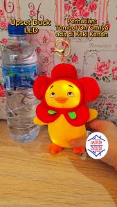 (My Online Shops) Gantungan Kunci Boneka Upset Duck Bunga Bebek Cute Lampu LED Ganci Upset Duck