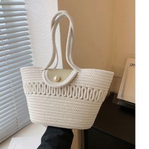 QXshop งานเข้าใหม่สุดปัง กระเป๋าถือแฟชั่นผู้หญิง งานดี ดีไซน์ปัง ดีเทลงานสานเพิ่มความเป็นไทยให้กับตัวกระเป๋า ตัวกระดุมประดับมุกยิ่งเพิ่มความลูกคุณ พร้อมส่งความสวยถึง 2 สี ใครอยากได้สีไหนรีบกดสั่งก่อนของหมดน้า