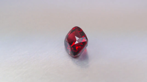 พลอยโรโดไลต์การ์เน็ตน้ำหนัก 3.67 กะรัต ทรงเบาะธรรมชาติ 100% จากแทนซาเนีย